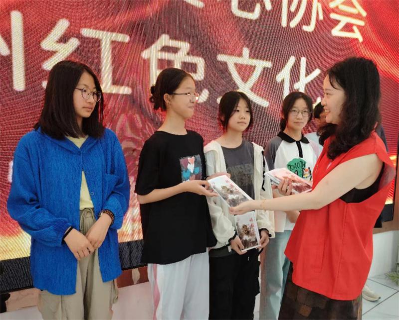 南通通州吉坝乡连爱心协会组织志愿者寻访红色文化 培养爱国情怀