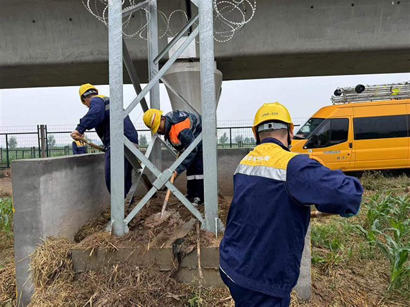 闻“汛”而动筑防线 抗击风雨显担当