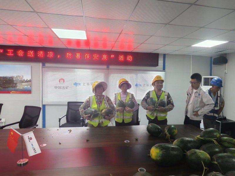 上海宝冶芜湖建筑科技产业园二期(C区二标段)项目开展“工会送清凉，防暑保安康”活动
