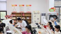 苏州工业园区海尚社区开展“成长加油站”暑期夏令营之“手绘油纸伞”创作活动