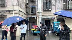 风雨中 城管蓝——宜兴城管为市民出行安全保驾护航