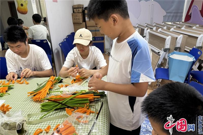 苏州工业园区中塘社区开展“巧手生花 扭出缤纷暑假”扭扭棒活动