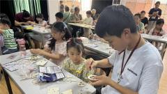 苏州工业园区东方社区开展“体验手摇发电 点亮发光童年”活动