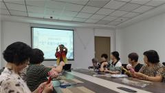 苏州黄桥村开展“‘艾’在夏日·健康常伴”非遗手工艾草锤制作活动