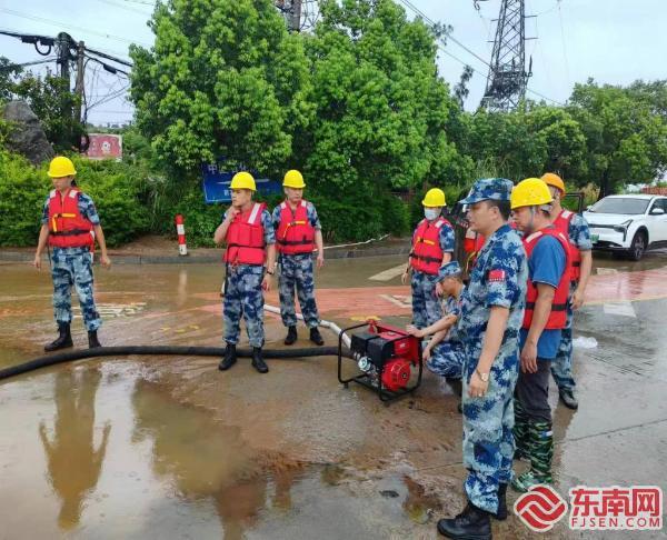 闻“风”而动 莆田秀屿退役军人志愿者积极参与防御台风工作