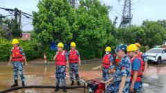 闻“风”而动 莆田秀屿退役军人志愿者积极参与防御台风工作